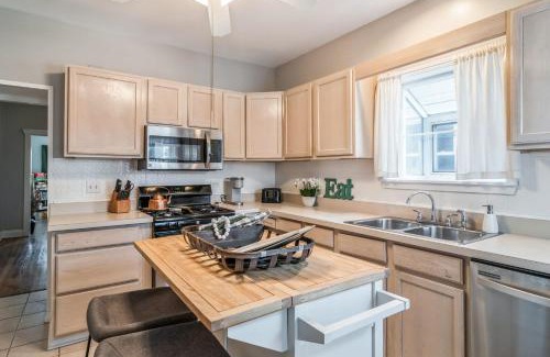 Forest Park House | Pearly Gates l 3 Bed l Sleeps 5 l w 2-Car Garage