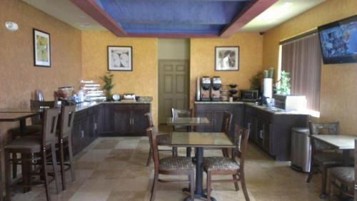 Pearsall Hotel | Pearsall Inn and Suites