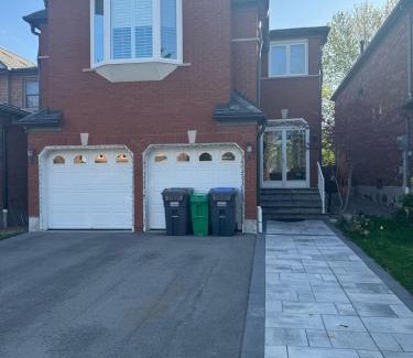 Central Erin Mills House | Pearson Gateway Comfort Home