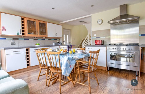 Weymouth House | Pebble House - Sea views, parking, family friendly