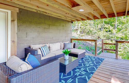 Flat Hollow Marina House | Peck's Perch