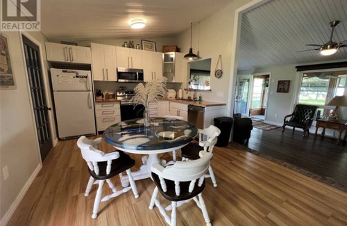 Kingsville House | Pelee Island Escape - Waterfront Sunset Views