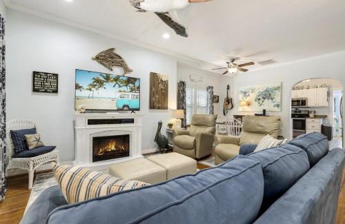 Cedar Key House | Pelican Place - Waterfront launch and fire pit
