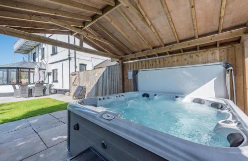 Pembroke House | Pembrokeshire Near Beach With A Hot Tub