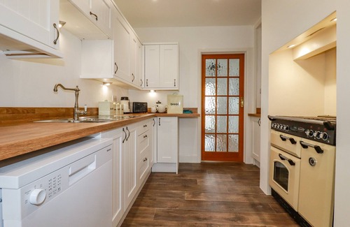 Summercourt Cottage | PEN-Y-THON HOUSE, pet friendly, with hot tub in Summercourt