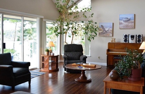 Pender Island House | Pender Island Oceanfront House on Orca Highway with Hot Tub - Sleeps 6