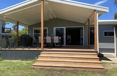 Cowes House | Penguins on Church -800m to Main Street, 120m to beach, 1km to boat ramp