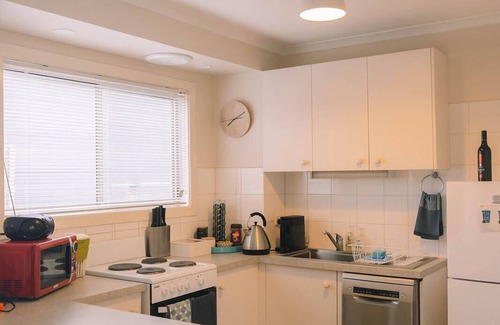 Surf Beach House | Penguins, Whales & Beach Escape - Beachley Bungalow 1 - Inc WIFI