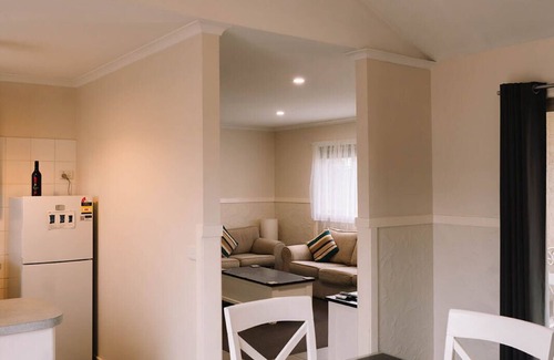 Surf Beach House | Penguins, Whales & Beach Escape - Beachley Bungalow 1 - Inc WIFI