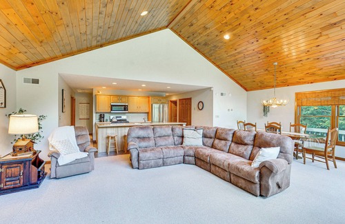 Belleville Cabin | Pennsylvania Cabin Hideaway: Hot Tub & Deck!