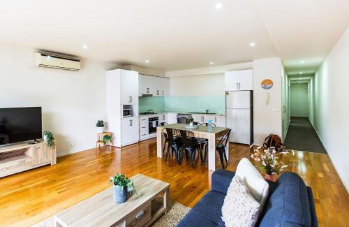 Brunswick Apartment | Penny 2BR Stylish Brunswick Stay with Parking