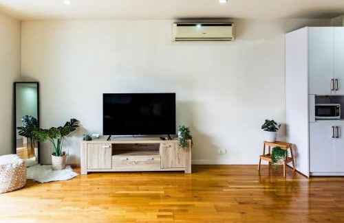 Brunswick Apartment | Penny 2BR Stylish Brunswick Stay with Parking