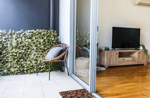 Brunswick Apartment | Penny 2BR Stylish Brunswick Stay with Parking
