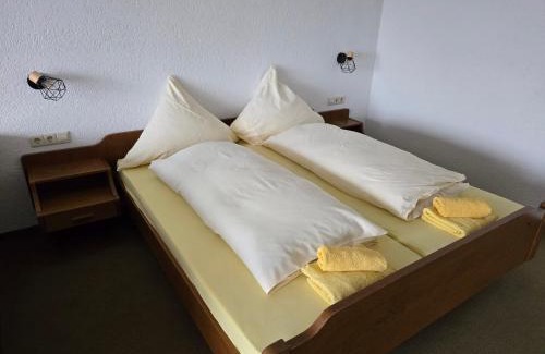 Herrischried House | Pension Hauber - Kirschtortenzimmer mit Balkon
