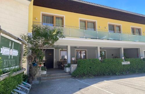 Offenhausen House | Pension Kinzl mit E-Ladestation