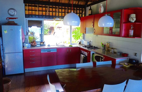Maharepa Villa | Pension Poerani Moorea - DeLuxe Suite, living room, kitchen, 2 bedrooms a/c