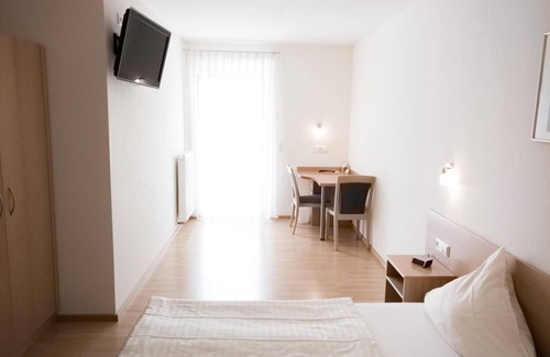 Morlheim Bed & Breakfast | Pension Zum Bahnhof - Doppelzimmer, Dusche, WC