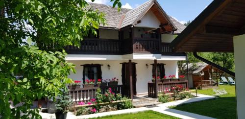 Brosteni House | Pensiunea Bradet