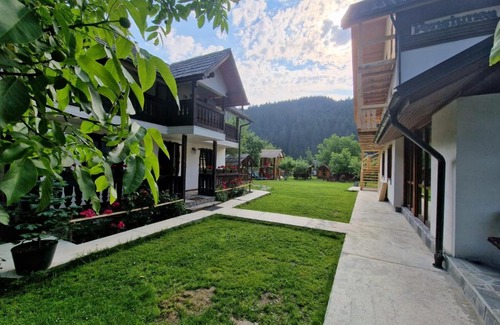 Brosteni House | Pensiunea Bradet