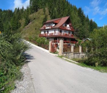 Cozanesti House | Pensiunea Roua Diminetilor