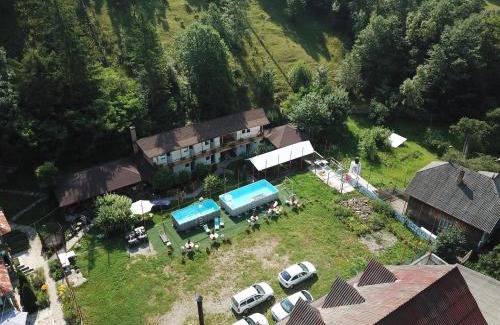 Brosteni House | Pensiunea Serbeca
