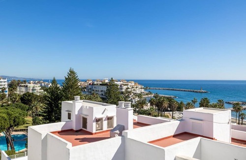 Puerto Banus Apartment | Penthouse in Playas del Duque for 4 people | Casa Cadiz 607