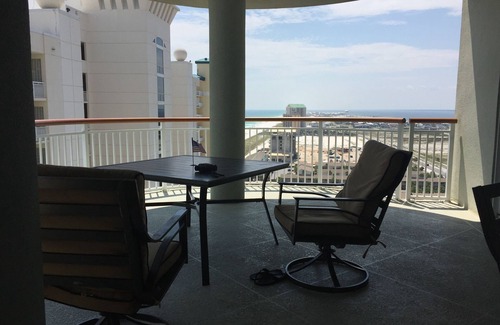 Navarre Beach Condo | PENTHOUSE 17th floor w. free Beach Service (chairs/umbrella) included!