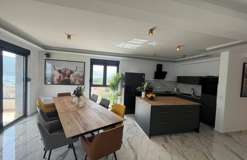 Denovici Apartment | Penthouse/Apartment mit Meerblick in der Bucht von Kotor