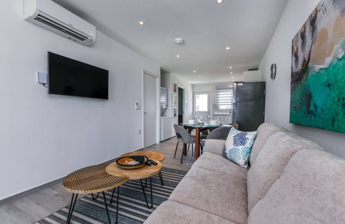 Ponton Apartment | Penthouse met zeezicht. Fantastisch gelegen bij het strand en stad.