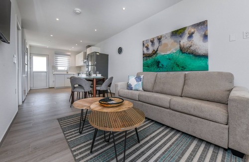 Ponton Apartment | Penthouse met zeezicht. Fantastisch gelegen bij het strand en stad.