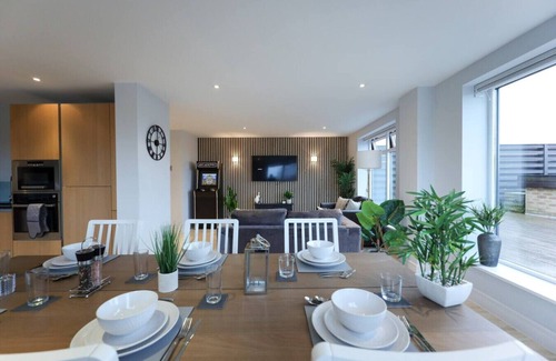 Cambridge Condo | Penthouse with Private Hot Tub | Cambridge Station