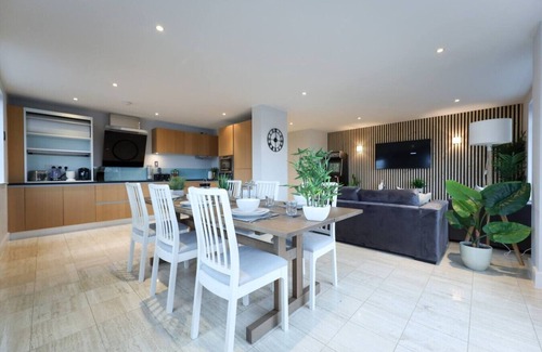 Cambridge Condo | Penthouse with Private Hot Tub | Cambridge Station