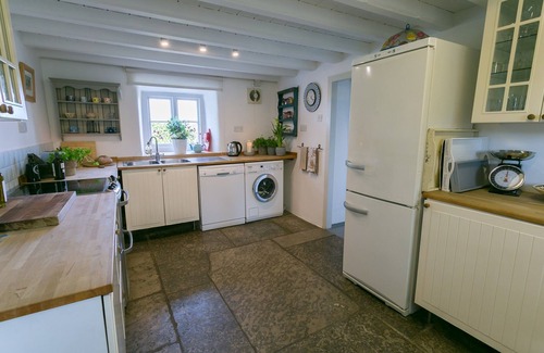 Penmon Apartment | Pentir - a sea view that sleeps 6 guests in 3 bedrooms