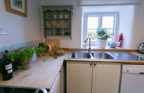 Penmon Apartment | Pentir - a sea view that sleeps 6 guests in 3 bedrooms