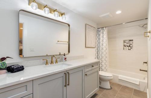 West Bellevue Apartment | Perch - Bellevue Splendor Fern Suite