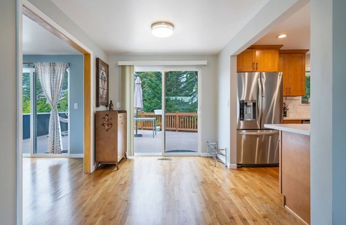 Shoreline House | Perch - Gathering Spot Upper: Freshly remodeled 3BR apartment in Shoreline