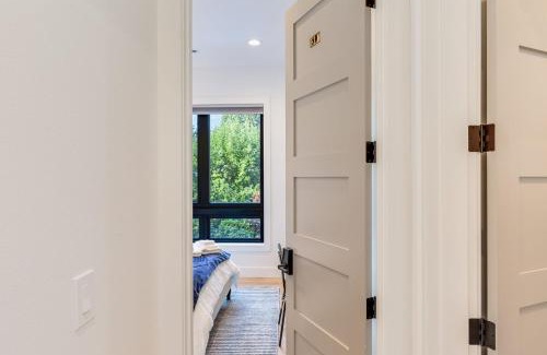 West Bellevue House | Perch - Private Room in Shared Home: Bellevue Splendor Elm Room