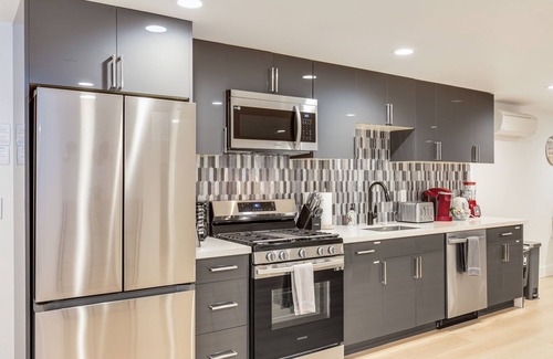 West Bellevue Apartment | Perch - The Fern Suite: Brand New spacious 1BR Retreat with Two Beds