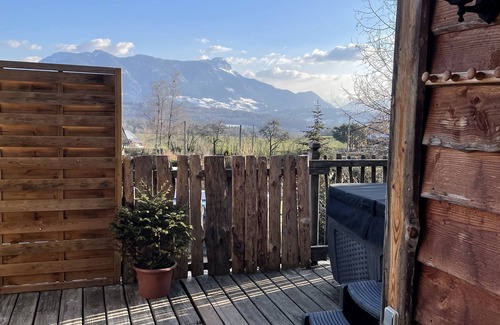 Evires Ski Chalet | Perched cabin with private Jacuzzi