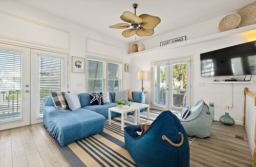 Marineland Acres House | Perfect Beach House (2min walk) with Heated Pool and Hot Tub! 4 bed/3 bath with