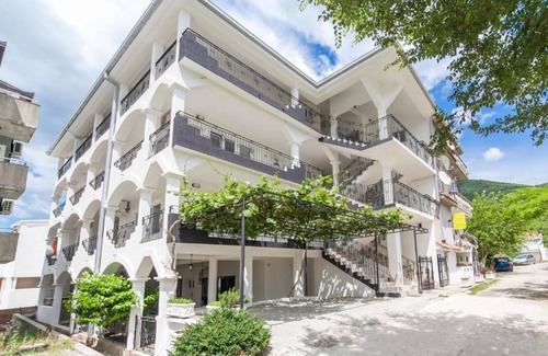 Prijevor Apartment | Perfect Budva Stay Near the Sea & Aqua Park - Comfort Triple Studio 1/1
