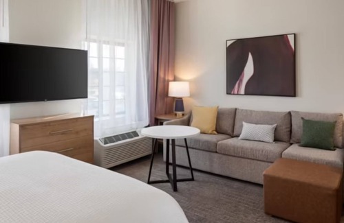 West Bloomington Hotel | Perfect Business Traveler Room with Complimentary Breakfast