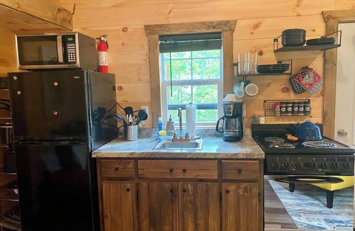 Primrose Cabin | Perfect Couples Getaway in the Heart of RRG!