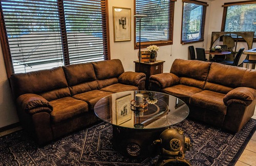 Bacliff House | Perfect Family Escape: Playground, Fire Pit, Games & Boat Parking Near Kemah!