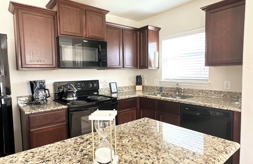 Princeton House | Perfect Family Stay, 3BR House, Near Lakes, Shops & Major Attractions n