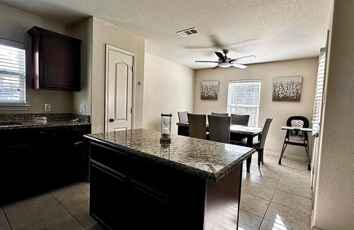 Princeton House | Perfect Family Stay, 3BR House, Near Lakes, Shops & Major Attractions n