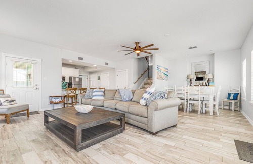 Port Aransas House | Perfect for big families! Pet Friendly! Ocean View & Boardwalk to Beach