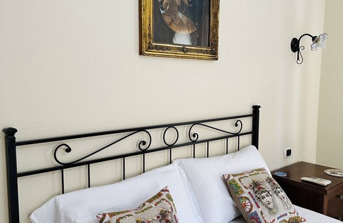 Gela Bed & Breakfast | Perfect for Couples:Cathedral View Suite with Air Conditioning and Private Bathroom