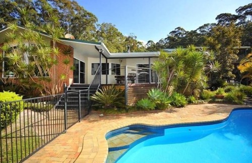 Sapphire Beach House | PERFECT FOR LARGE FAMILIES CLOSE TO BEACH AND SHOPS, ACREAGE & GAMES ROOMS