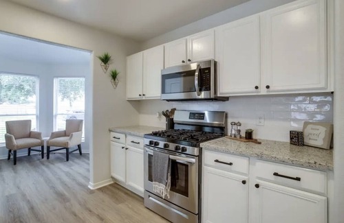 Rosenberg House | Perfect for Nurses or Vacation. 1.3 miles from the new Fort Bend Epicenter!!